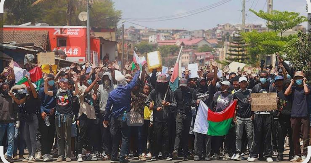 Madagascar : des milliers de manifestants appellent à la démission de Rajoelina.