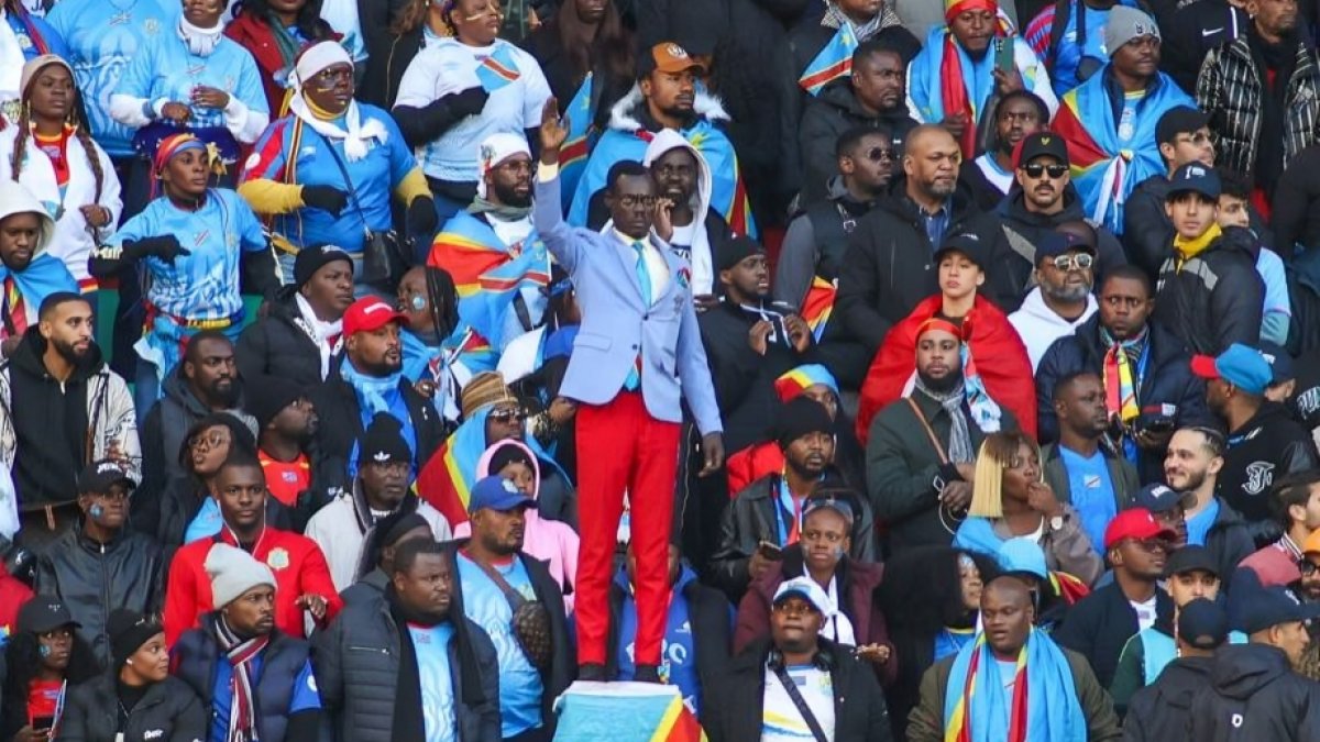 Sport — Le légendaire supporter congolais Michel Kuka accepte les excuses du joueur Algérien Amoura